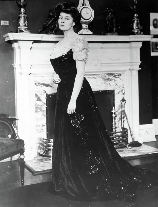 Framed Print : FASHION-Woman in Gibson Girl fashion. 1912. Courtesy: CSU Archives  /  Everett Collection