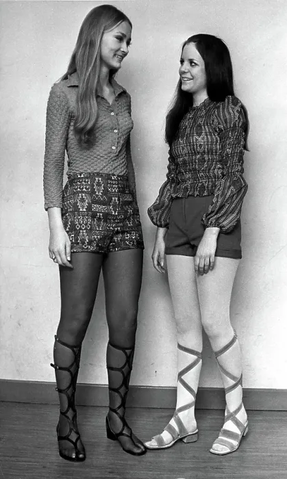 Framed Print : FASHION-Women in Hot Pants fashionable in the 70's. 1971. Courtesy: CSU Archives / Everett Collection Framed Print : FASHION-Women in Hot Pants fashionable in the 70's. 1971. Courtesy: CSU Archives / Everett Collection