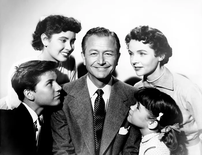 Framed Print : FATHER KNOWS BEST, from left, Billy Gray, Elinor Donahue, Robert Young, Lauren Chapin, Jane Wyatt, 1954-60