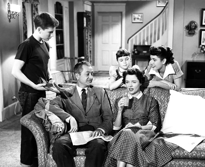 Framed Print : FATHER KNOWS BEST, from left, Billy Gray, Robert Young, Lauren Chapin, Jane Wyatt, Elinor Donahue, 1954-60