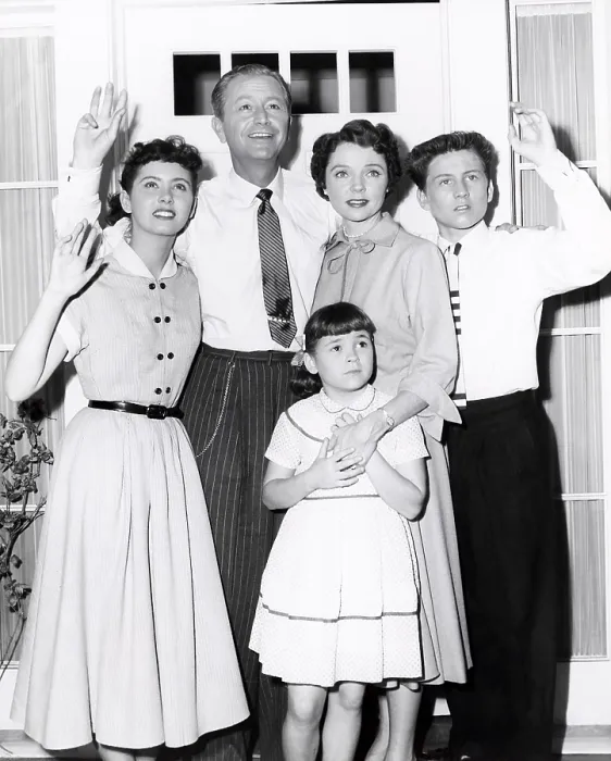 Framed Print : FATHER KNOWS BEST, from left, Elinor Donahue, Robert Young, Lauren Chapin (front), Jane Wyatt, Billy Gray, 1954-60 (1954 photo)