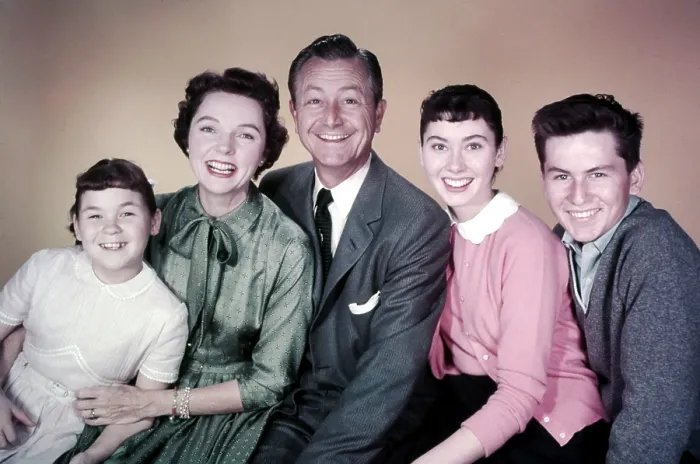 Framed Print : FATHER KNOWS BEST, from left, Lauren Chapin, Jane Wyatt, Robert Young, Elinor Donahue, Billy Gray, 1955-62 Framed Print : FATHER KNOWS BEST, from left, Lauren Chapin, Jane Wyatt, Robert Young, Elinor Donahue, Billy Gray, 1955-62