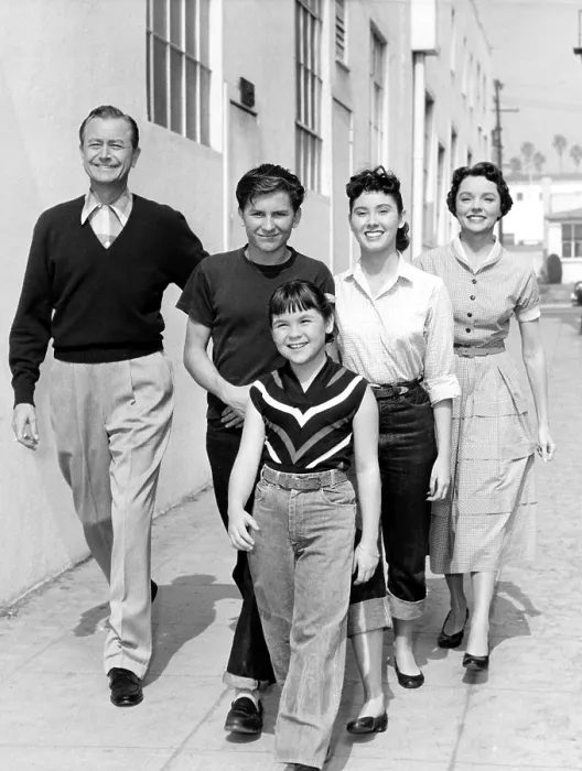 Framed Print : FATHER KNOWS BEST, from left, Robert Young, Billy Gray, Lauren Chapin, Elinor Donahue, Jane Wyatt, 1954-60 (photo ca. late 1950s) Framed Print : FATHER KNOWS BEST, from left, Robert Young, Billy Gray, Lauren Chapin, Elinor Donahue, Jane Wyatt, 1954-60 (photo ca. late 1950s)