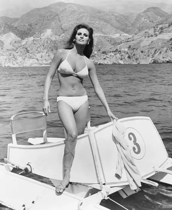 Framed Print : FATHOM, Raquel Welch, 1967, 20th Century-Fox Film Corporation, TM & Copyright / courtesy Everett Collection