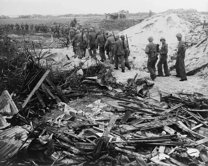 Framed Print : After the first assault cleared Japanese soldiers from the beaches, U.S. Marines advance inland. Roi-Namur Island, Kwajalein Atoll. Feb 1-3, 1944. World War 2. (BSLOC_2014_10_100)