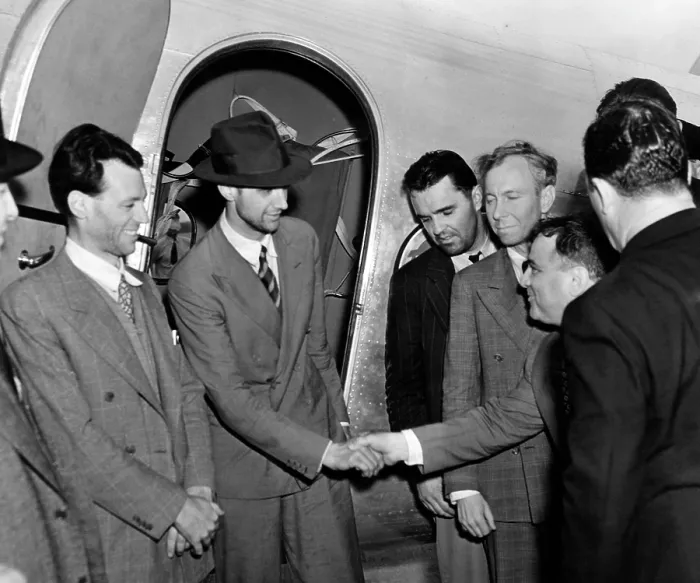 Framed Print : Flight mechanic Ed Lund, Howard Hughes, navigator Thomas Thurlow, and navigator Harry P.M. Connor greet Mayor Fiorello LaGuardia after their flight around the world, 1938
