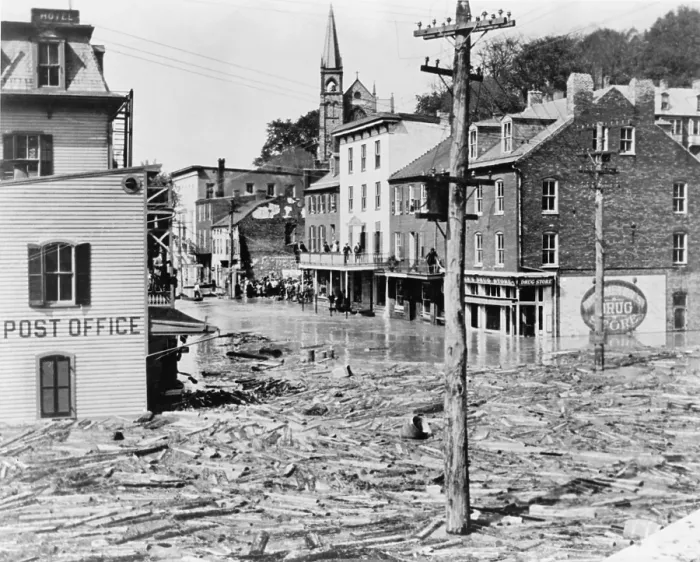 Framed Print : The Flood of 1942, in Harper's Ferry, West Virginia, where the Potomac and Shenandoah rivers converge