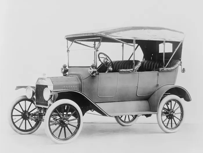 Framed Print : Ford Model T touring car. Model Ts made between 1908 and 1914 were available in colors other than black. Ca. 1913 Framed Print : Ford Model T touring car. Model Ts made between 1908 and 1914 were available in colors other than black. Ca. 1913