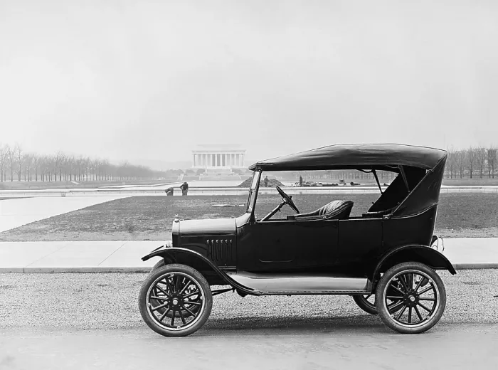 Framed Print : Ford Model T, touring car with room for four to five passengers, parked on the Mall in Washington, D.C. with the Lincoln Memorial in the distance. 1925