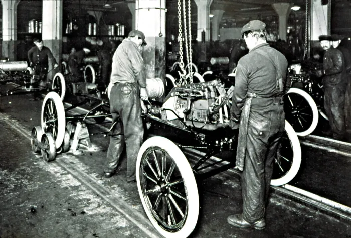Framed Print : FORD MOTOR COMPANY in the early 1900'S, showing the assembly line.. Courtesy: CSU Archives / Everett Collection Framed Print : FORD MOTOR COMPANY in the early 1900'S, showing the assembly line.. Courtesy: CSU Archives / Everett Collection