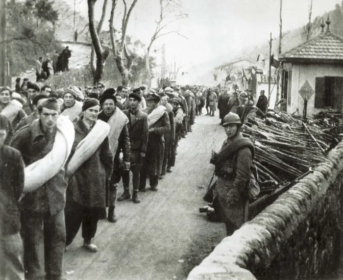 Framed Print : FRANCE. LANGUEDOC-ROUSSILLON. Le Perthus. Spain. Civil War (1936-1939). Republican soldiers handing over their weapons at the French border Framed Print : FRANCE. LANGUEDOC-ROUSSILLON. Le Perthus. Spain. Civil War (1936-1939). Republican soldiers handing over their weapons at the French border