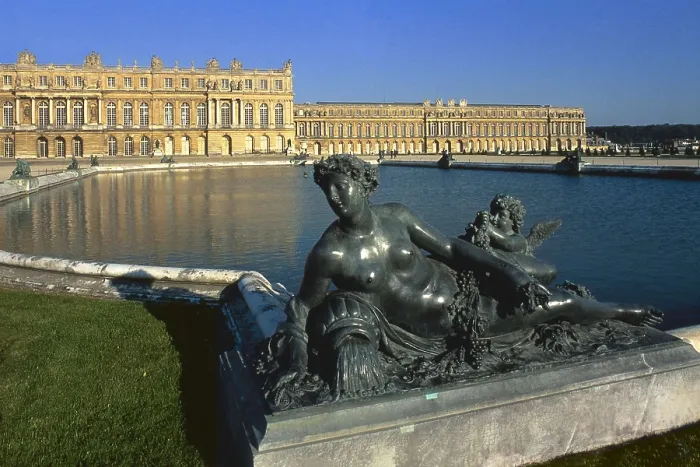 Framed Print : FRANCE. LE-DE-FRANCE. YVELINES. Versailles. Poond of the gardens designed by Andr Le Ntre (1613-1700). Sculpture. AISA / Everett Collection**US SALES ONLY**