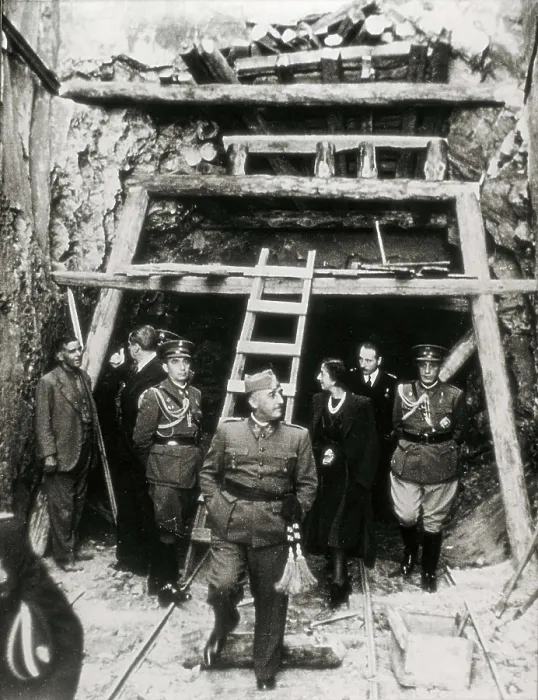 Framed Print : Francisco Franco visiting the works of Valle de los Cados (Valley of the Fallen). AISA / Everett Collection**US SALES ONLY** Framed Print : Francisco Franco visiting the works of Valle de los Cados (Valley of the Fallen). AISA / Everett Collection**US SALES ONLY**