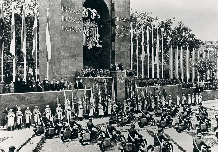 Framed Print : FRANCO BAHAMONDE, Francisco (1892-1975). Spain. Civil War. Victory Parade (1939). Italian units march before the platform of Franco. AISA / Everett Collection**US SALES ONLY** Framed Print : FRANCO BAHAMONDE, Francisco (1892-1975). Spain. Civil War. Victory Parade (1939). Italian units march before the platform of Franco. AISA / Everett Collection**US SALES ONLY**