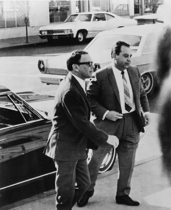 Framed Print : Frank Sinatra (1915-1998) and his attorney, Milton Rudin (right), on the street Framed Print : Frank Sinatra (1915-1998) and his attorney, Milton Rudin (right), on the street