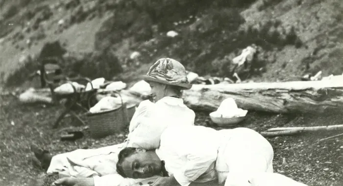 Framed Print : Franklin and Eleanor Roosevelt relaxing at Campobello. 1910. Picnic baskets are in the background. (BSLOC_2013_6_25) Framed Print : Franklin and Eleanor Roosevelt relaxing at Campobello. 1910. Picnic baskets are in the background. (BSLOC_2013_6_25)