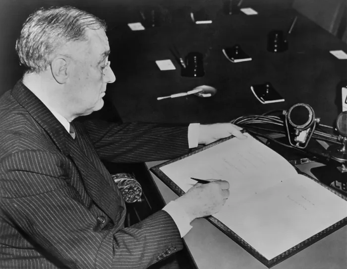 Framed Print : Franklin Roosevelt signing pact establishing the first UN relief agency on Nov. 9, 1943