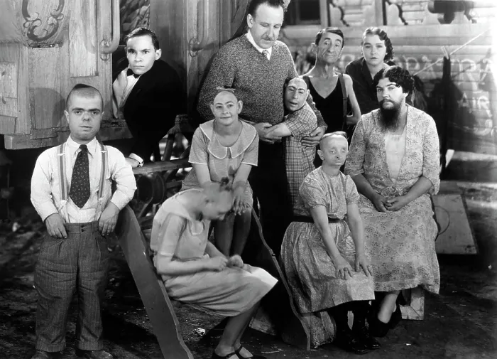 Framed Print : FREAKS, from left: Jerry Austin, Johnny Eck (top), Jenny Lee Snow (front), Elvira Snow, director Tod Browning, Schlitze, Peter Robinson (back), Koo Koo, Josephine Joseph