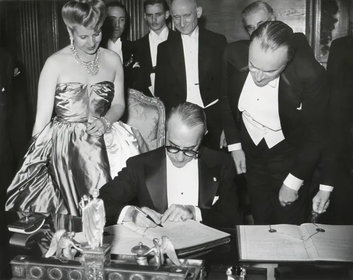 Framed Print : The French-Argentine Treaty of Commerce is signed in Paris, July 24, 1947