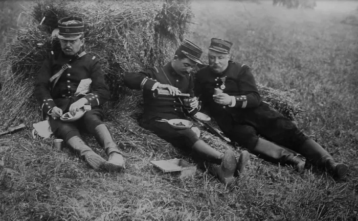 Framed Print : French officers sharing a bottle of wine while dining in the field during World War 1