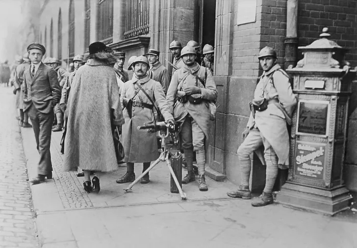 Framed Print : French soldiers with a machine gun stationed at the post office in Essen, Germany, 1923. The occupation lasted until August 1925 Framed Print : French soldiers with a machine gun stationed at the post office in Essen, Germany, 1923. The occupation lasted until August 1925