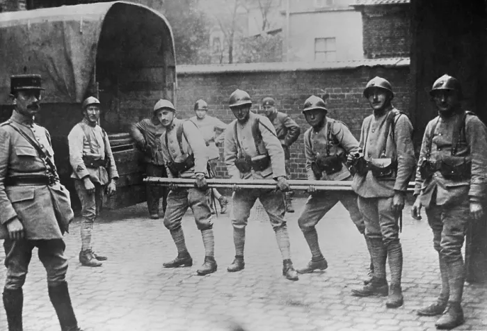 Framed Print : French soldiers requisition iron pipe in Ruhr, extracting German payment of WW1 reparations, 1923-25 (BSLOC_2017_2_65)