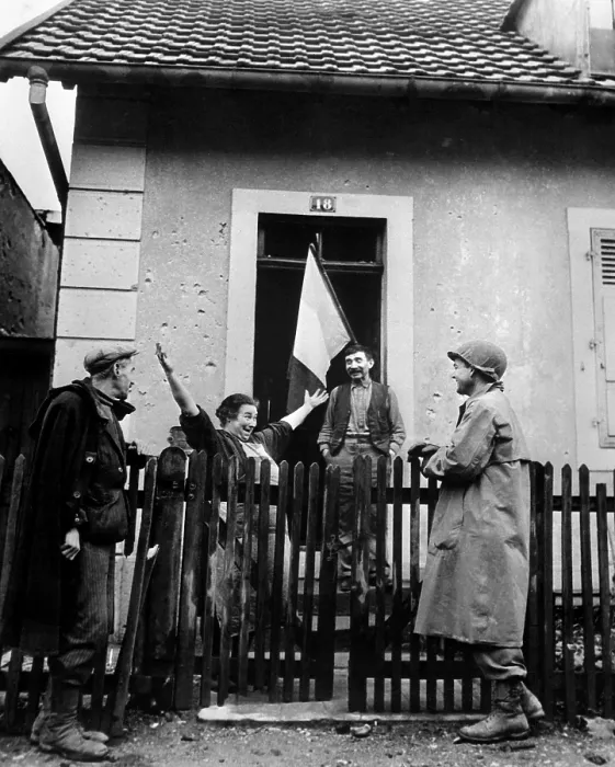 Framed Print : Frenchwoman exclaims to a neighbor and a U.S. soldier, Tout Belfort Est Libre, Nov. 25, 1944. U.S
