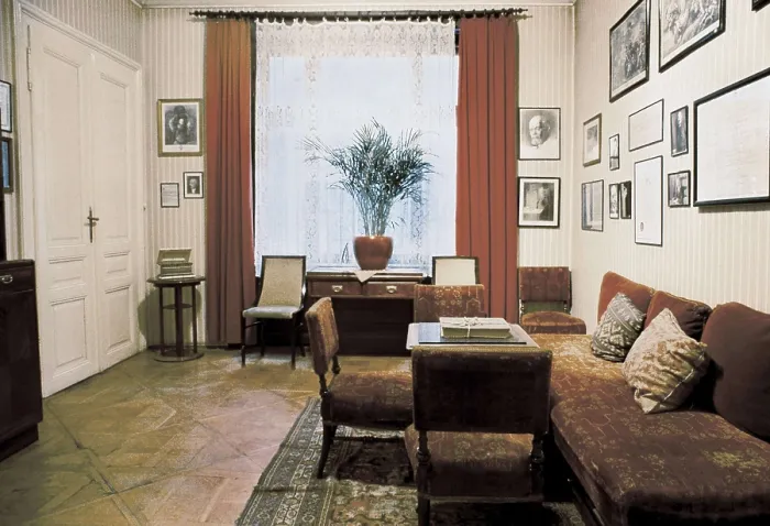 Framed Print : FREUD, Sigmund (1856-1939). Sigmund Freud Museum. UNITED KINGDOM. ENGLAND. GREATER LONDON. London. AISA / Everett Collection**US SALES ONLY** Framed Print : FREUD, Sigmund (1856-1939). Sigmund Freud Museum. UNITED KINGDOM. ENGLAND. GREATER LONDON. London. AISA / Everett Collection**US SALES ONLY**