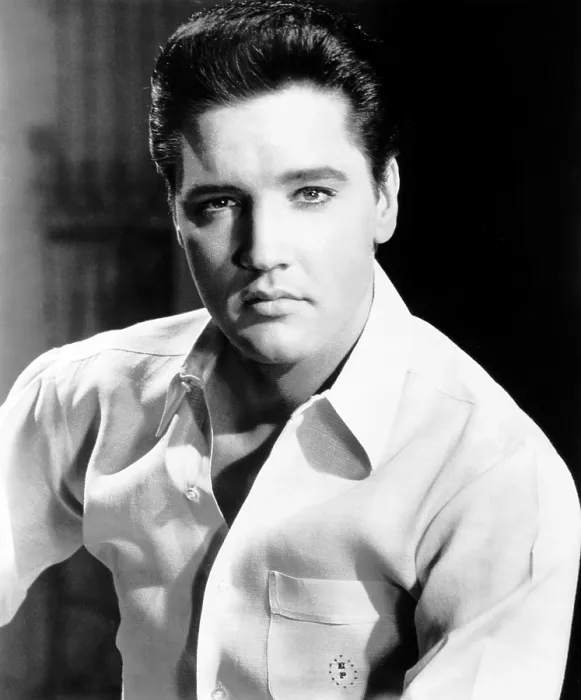Framed Print : FUN IN ACAPULCO, Elvis Presley, (in a monogramed EP shirt), 1963 Framed Print : FUN IN ACAPULCO, Elvis Presley, (in a monogramed EP shirt), 1963
