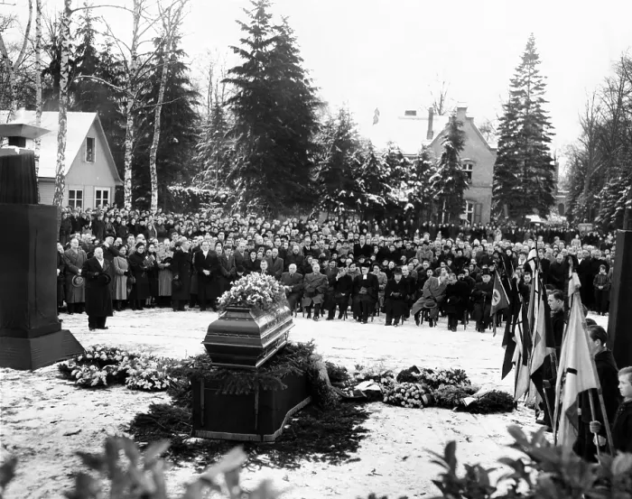 Framed Print : Funeral service for 16 year old Joachim Wozniak in West Berlin