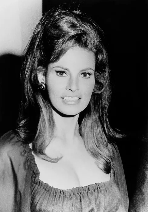 Framed Print : FUZZ, Raquel Welch, 1972 Framed Print : FUZZ, Raquel Welch, 1972