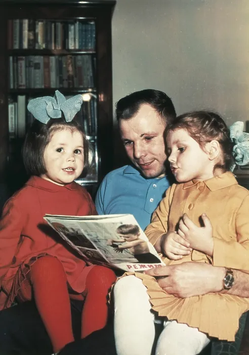 Framed Print : GAGARIN, Yuri Alexeievich (1934-1968). Soviet aviator and astronaut. Portrait of Gagarin with his daughters Galya and Lena in 1963. AISA / Everett Collection**US SALES ONLY**