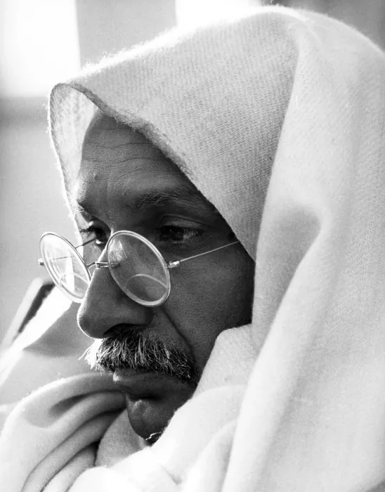 Framed Print : GANDHI, Ben Kingsley, (as Gandhi), 1982. Columbia / courtesy Everett Collection