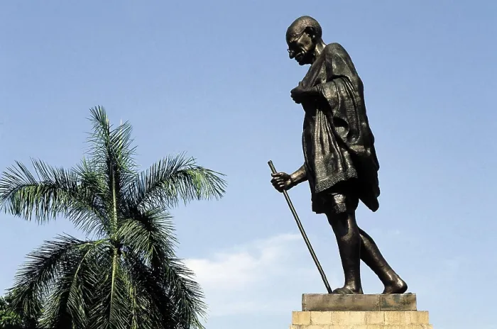 Framed Print : GANDHI, Mohandas Karamchand, called Mahatma (1869-1948). Statue of Gandhi. Sculpture on bronze. INDIA. MAHARASHTRA. Bombay. AISA / Everett Collection**US SALES ONLY** Framed Print : GANDHI, Mohandas Karamchand, called Mahatma (1869-1948). Statue of Gandhi. Sculpture on bronze. INDIA. MAHARASHTRA. Bombay. AISA / Everett Collection**US SALES ONLY**