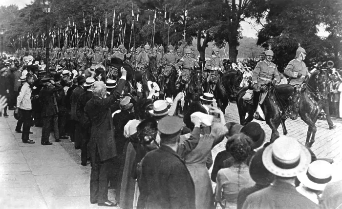 Framed Print : Garde-Kurassier Regiment in Berlin leaving for the front. The German heavy cavalry regiment was cheered in the streets of Berlin. World War I. August 1914