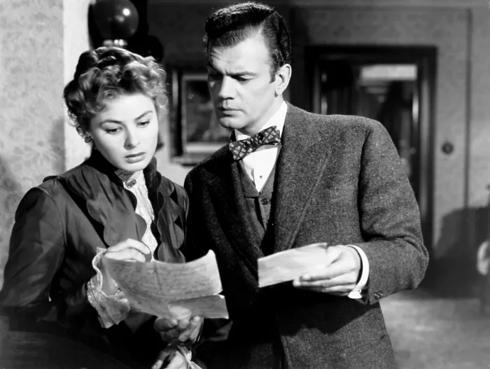 Framed Print : GASLIGHT, from left, Ingrid Bergman, Joseph Cotten, 1944