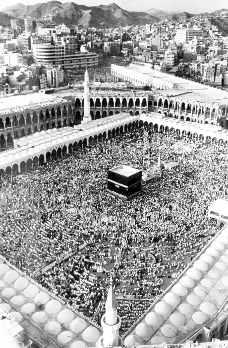 Framed Print : A gathering at El Haram, the great mosque in the holy city of Mecca, Saudi Arabia, 1975.. Courtesy: CSU Archives  /  Everett Collection