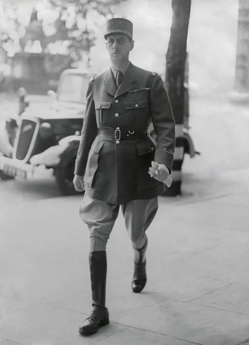Framed Print : General de Gaulle in London, arriving at his office in London. June 25, 1940 Framed Print : General de Gaulle in London, arriving at his office in London. June 25, 1940