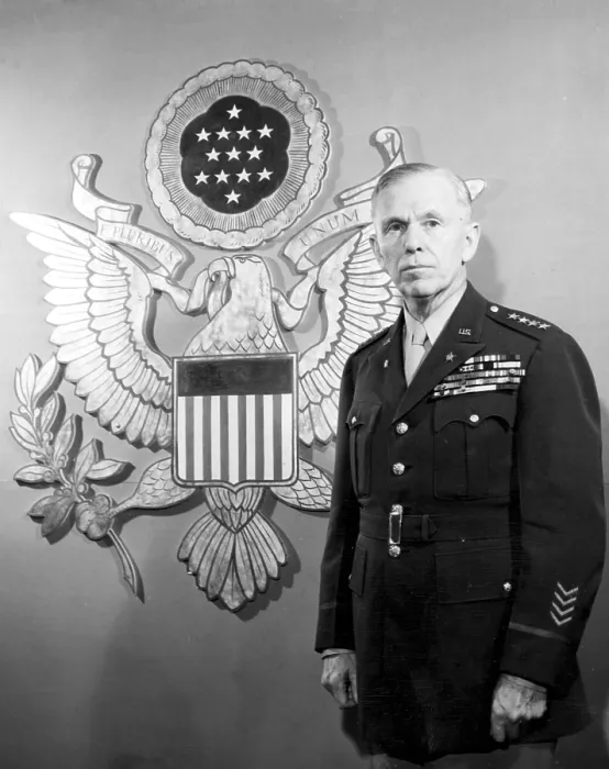 Framed Print : General George C. Marshall standing in front of an enlarged Ofiicers Insignia, 1943. Courtesy: CSU Archives  /  Everett Collection