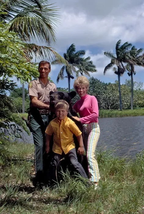 Framed Print : GENTLE BEN, Dennis Weaver, Clint Howard, Beth Brickell, Gentle Ben, on set (1968), 1967-69
