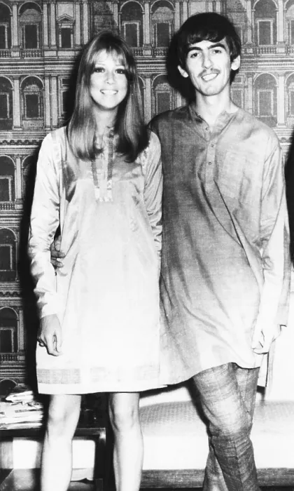 Framed Print : George Harrison and wife Pattie wearing traditional Indian outfits in Mumbai (Bombay), India. Sept 29, 1966