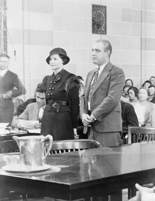 Framed Print : George Machine Gun Kelly (1897-1954), and wife, Kathryn, in court on October 13, 1933 receiving life sentences for the kidnapping of Charles F. Urschel Framed Print : George Machine Gun Kelly (1897-1954), and wife, Kathryn, in court on October 13, 1933 receiving life sentences for the kidnapping of Charles F. Urschel