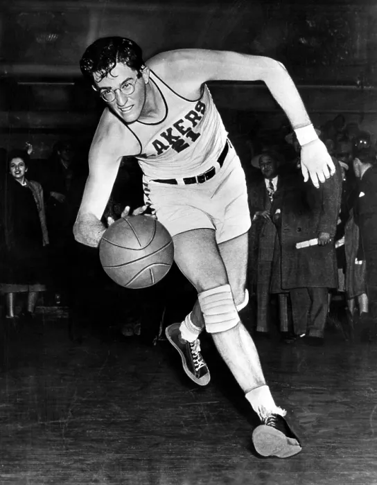 Framed Print : George Mikan, (1924-2005), American professional basketball player, playing for the Minneapolis Lakers, c. 1950.. Courtesy: CSU Archives  /  Everett Collection