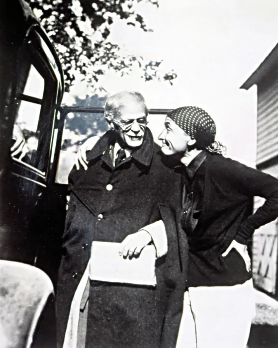 Framed Print : GEORGIA O'KEEFFE, and ALFRED STIEGLITZ, 1936. Photo courtesy: Everett / CSU Archives