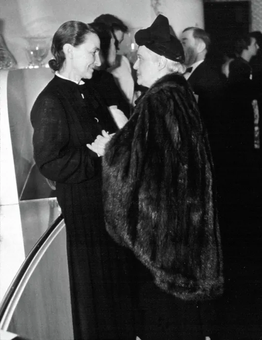 Framed Print : GEORGIA O'KEEFFE, greeting Mrs. Chester Dale, a well-known art collector, January, 1940. Photo courtesy: Everett / CSU Archives Framed Print : GEORGIA O'KEEFFE, greeting Mrs. Chester Dale, a well-known art collector, January, 1940. Photo courtesy: Everett / CSU Archives