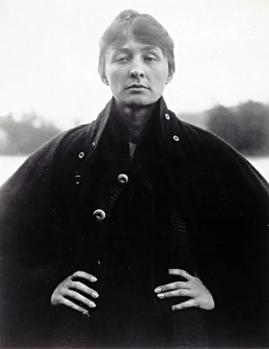 Framed Print : GEORGIA O'KEEFFE, in a portrait by Alfred Stieglitz, 1918. Photo courtesy: Everett / CSU Archives Framed Print : GEORGIA O'KEEFFE, in a portrait by Alfred Stieglitz, 1918. Photo courtesy: Everett / CSU Archives