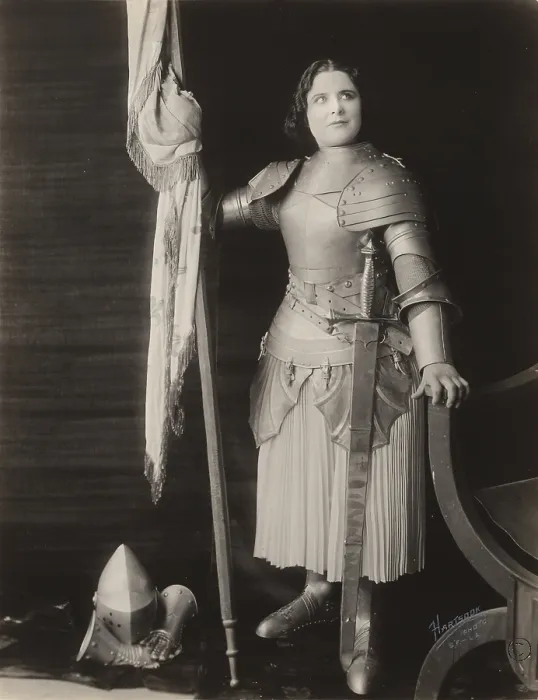 Framed Print : Geraldine Farrar (1882-1967), American actress, dressed in costume as Joan of Arc, holding a flag, 1916
