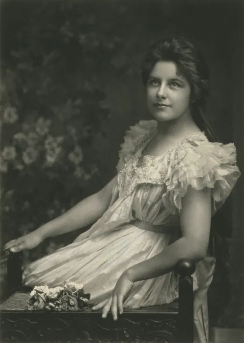 Framed Print : Geraldine Farrar (1882-1967), at the very beginning of her singing career, at age of 16. She would make her international debut in Berlin in 1901