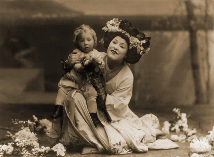 Framed Print : Geraldine Farrar (1882-1967), kneeling child on knee, in role of Cio-Cio San in Puccini's opera, MADAME BUTTERFLY. 1908