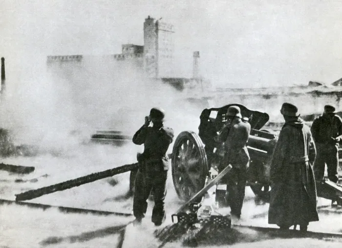 Framed Print : German artillery at Stalingrad in 1942. The Red Army counter-attacked with Operation Uranus, in Nov